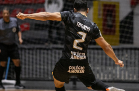 Tatinho se preparando para chutar a bola no jogo contra o Santo Andr pelo Paulista de Futsal