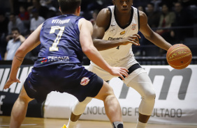 Daniel Onwenu contra a marcao no jogo entre Corinthians e Mogi Basquete