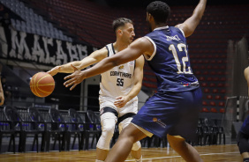 Elinho contra a marcao no jogo entre Corinthians e Mogi Basquete