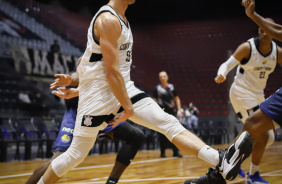 Elinho contra a marcao no jogo entre Corinthians e Mogi Basquete