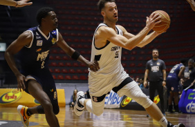 Elinho contra a marcao no jogo entre Corinthians e Mogi Basquete