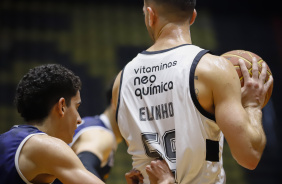 Elinho de costas para a marcao no jogo entre Corinthians e Mogi Basquete