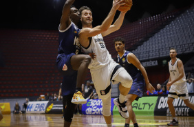 Elinho tenta cesta no jogo entre Corinthians e Mogi Basquete