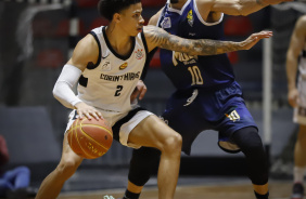 Gabi Campos contra a marcao no jogo entre Corinthians e Mogi Basquete