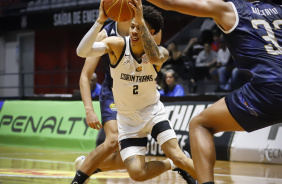 Gabi Campos contra a marcao no jogo entre Corinthians e Mogi Basquete