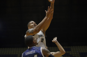 Hettsheimeir contra a marcao no jogo entre Corinthians e Mogi Basquete