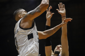 Hettsheimeir tenta cesta no jogo entre Corinthians e Mogi Basquete