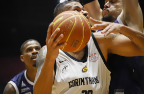 Hettsheimeirs contra a marcao no jogo entre Corinthians e Mogi Basquete