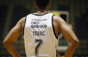 Isaac no jogo entre Corinthians e Mogi Basquete