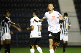 Kayke comemora gol contra o Santos pela Copa do Brasil Sub-20
