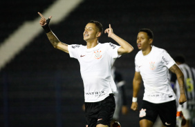 Kayke comemorando gol contra o Santos; Arthur Sousa aparece celebrando atrs