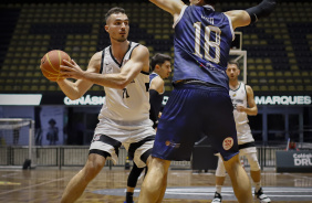 Lo Demtrio contra a marcao no jogo entre Corinthians e Mogi Basquete