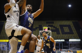 Lucas Cau tenta cesta no jogo entre Corinthians e Mogi Basquete