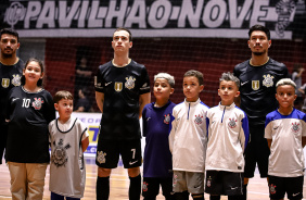 Atletas do Corinthians perfilados enquanto toca o hino nacional no ginsio Wlamir Marques