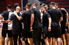 Jogadores do Corinthians reunidos no centro da quadra e conversando antes da bola rolar