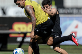 Bidu e Rafael Ramos em disputa de bola durante treinamento