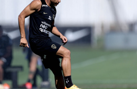 Pedro com domnio da bola durante treinamento