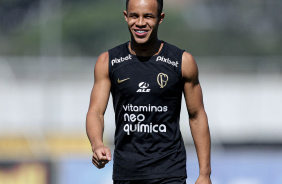 Pedro sorrindo em atividade no CT