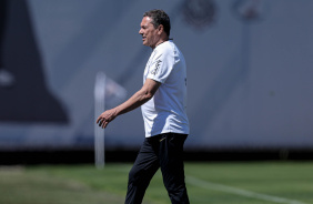 Vanderlei Luxemburgo no comando do treino do Corinthians