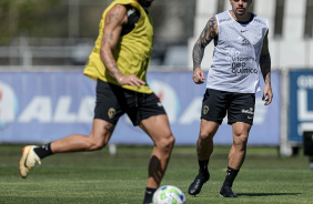 Yuri Alberto e Fagner em ao no treinamento no CT