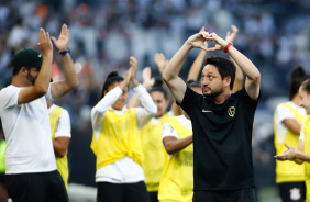 Arthur Elias fazendo sinal de corao com as mos para a torcida do Corinthians na Arena