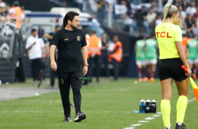 Arthur Elias na beira do campo da Neo Qumica Arena na final contra a Ferroviria