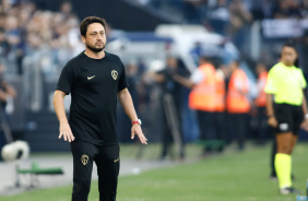 Arthur Elias na beira do campo da Neo Qumica Arena na final contra a Ferroviria