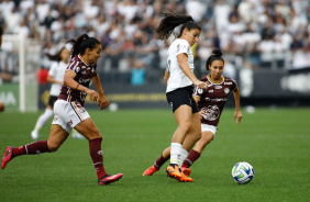 Duda Sampaio carregando a bola na final contra a Ferroviria