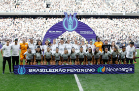Elenco do Corinthians e comissão técnica em foto oficial