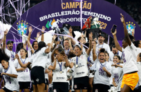 Elenco do Corinthians ergue taça do Brasileirão Feminino