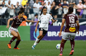 Jaqueline com a bola na final contra a Ferroviria