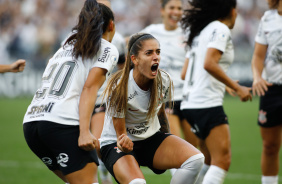 Mariza comemorando com Jheniffer o primeiro gol do Corinthians na final do Brasileirão