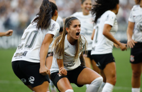 Mariza comemorando com Jheniffer o primeiro gol do Corinthians na final do Brasileiro