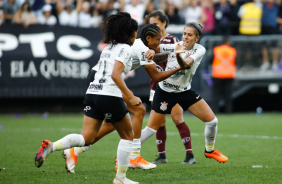 Yasmim, Tarciane e Jheniffer celebrando gol do Corinthians