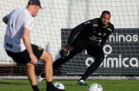 Carlos Miguel se preparando para fazer defesa com o preparador Luiz