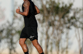 Lucas Verssimo correndo no CT durante treino do Timo