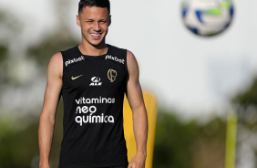 Matheus Arajo olhando para a bola durante treino no CT