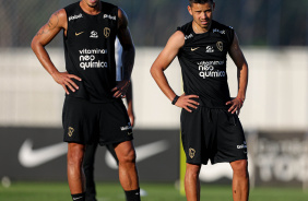 Verssimo e Romero parados durante treino do Timo no CT