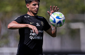 Caetano com a bola em treino do Corinthians no CT