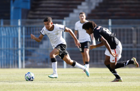 Caraguá em ação com a bola nos pés contra o RB Bragantino