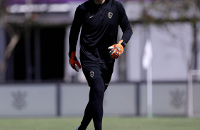 Cssio com a bola nos ps em treino do Corinthians
