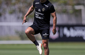 Giuliano com a bola dominada no CT Joaquim Grava