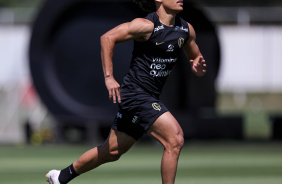 Guilherme Biro correndo no gramado do CT Joaquim Grava