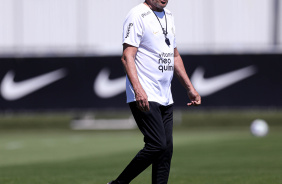Vanderlei Luxemburgo no gramado do CT Joaquim Grava