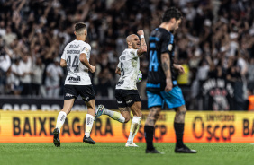 Fbio Santos celebrando gol marcado contra o Grmio; Moscardo aparece atrs