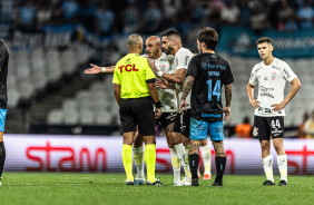 Fbio Santos e Renato conversam com rbitro; Morcardo aparece atrs