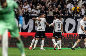 Renato abraa Verssimo para celebrar gol contra o Gr~emio