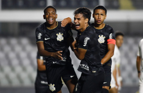 Andr Luiz e companheiros comemoram gol marcado na Vila Belmiro