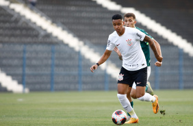 Arthur Sousa carregando a bola no Drbi pelo Paulisto Sub-20