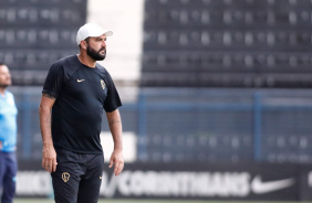 Danilo observando o time em campo no Drbi